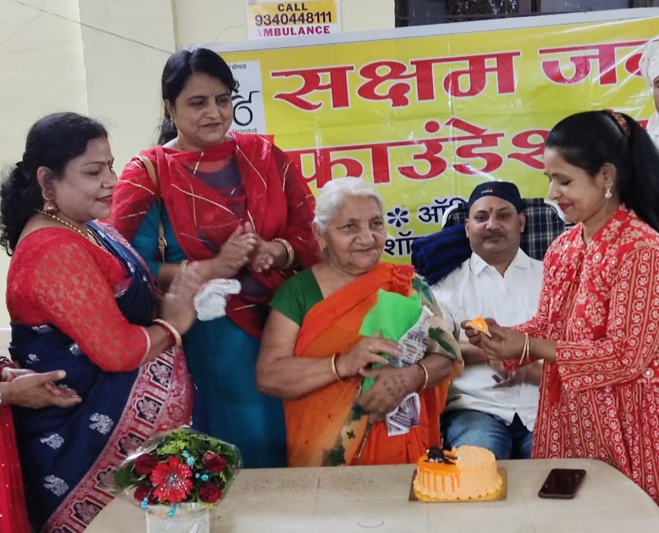 Durg news- श्रीमती सुमन ठाकुर ने वृद्धाश्रम पंहुच मनाया अपना जन्म दिवस