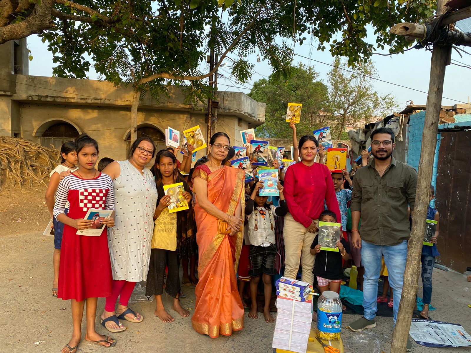 शर्मिष्ठा बैद्या ने दिवगंत पति की प्रथम पुण्यतिथि पर बच्चों मे बांटा स्टेशनरी का सामान