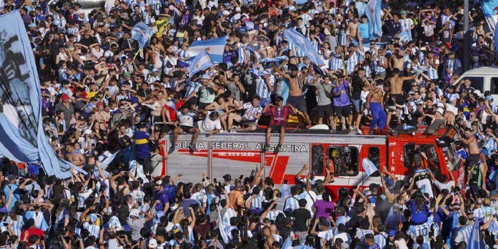 Lionel Messi: फीफा विश्व कप 2022 की जीत का जश्न मनाते हुए अर्जेंटीना टीम बार बार बची।