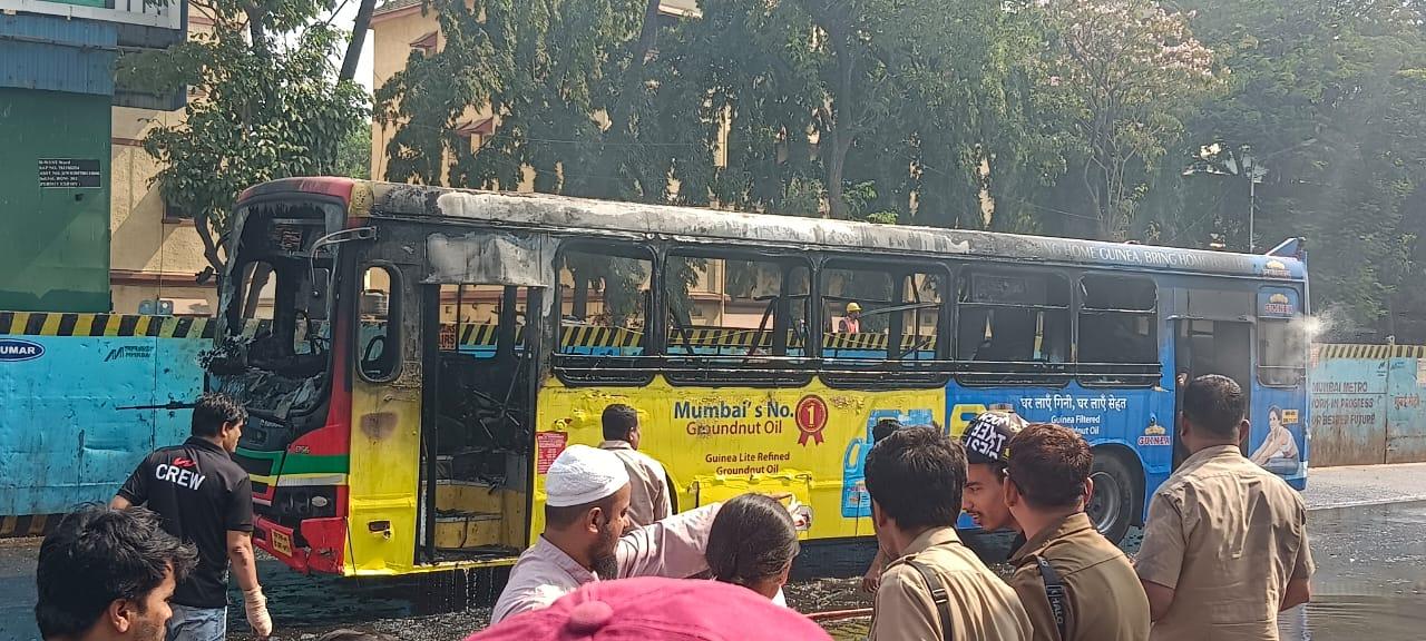 मुंबई के बांद्रा में बस में लगी भीषण आग