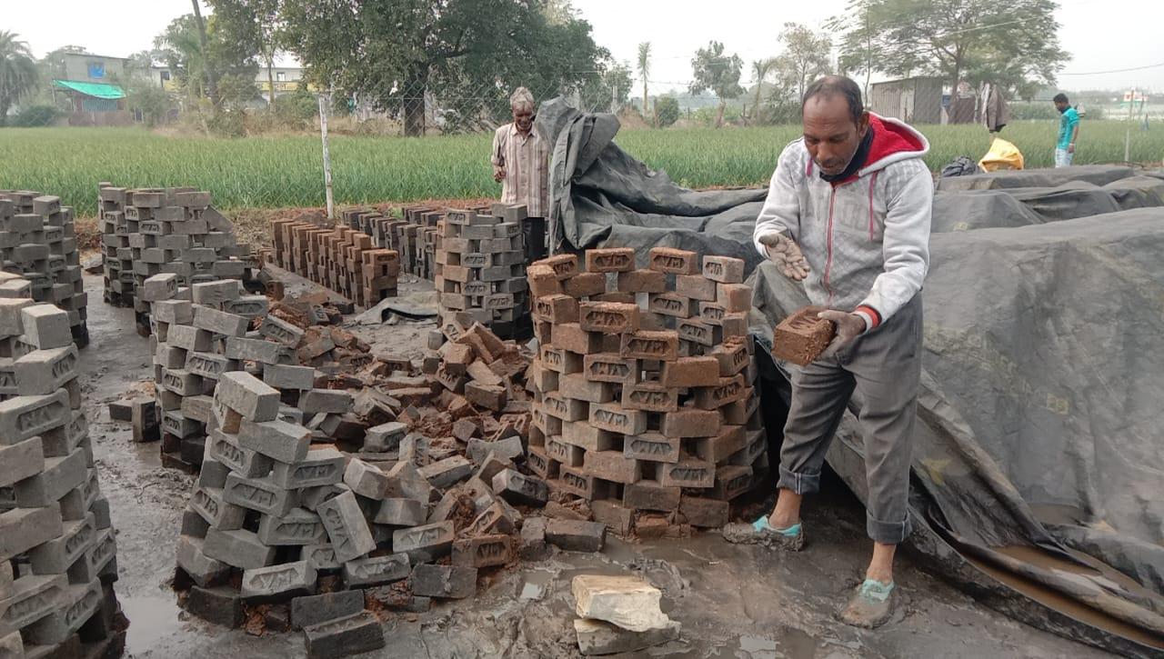 बेमौसम हुई बारिश से ईंट भट्ठा मालिको को हुआ लाखो का नुकसान पकने से पहले गली ईंटे