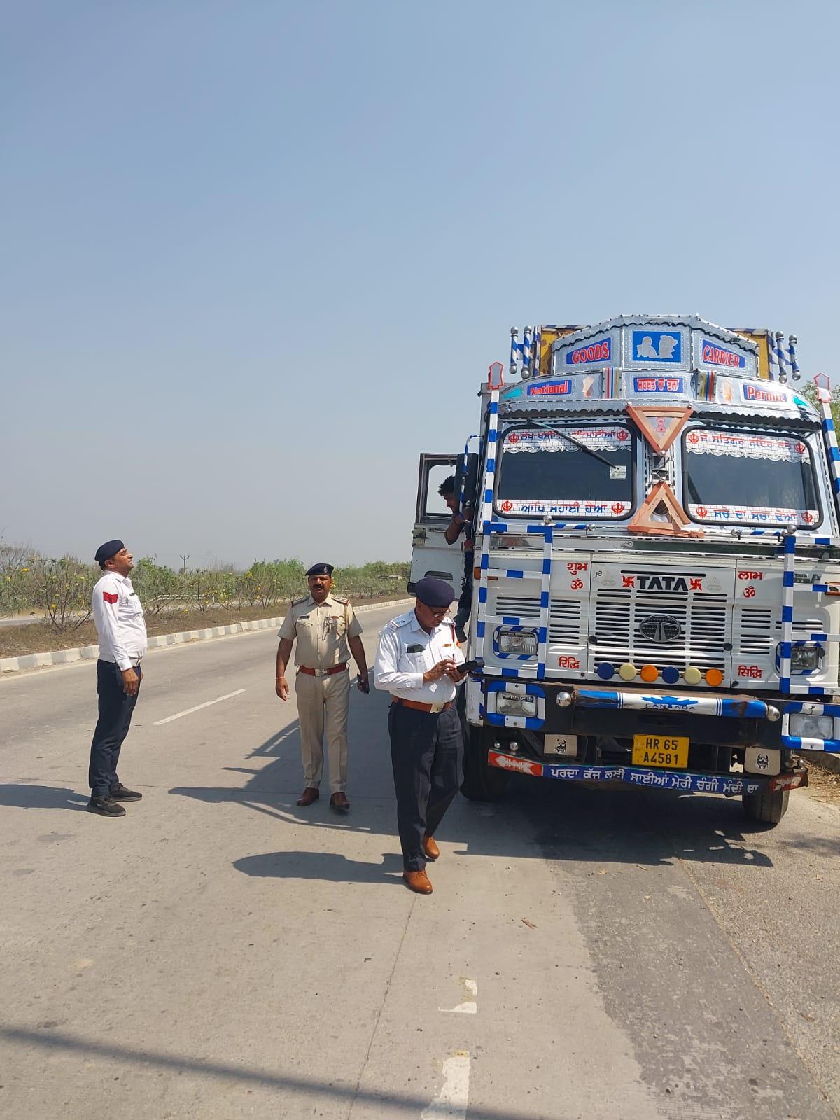 रॉन्ग लेन व रॉन्ग साइड ड्राइव चलने वाले 129 वाहनों के काटे चालान