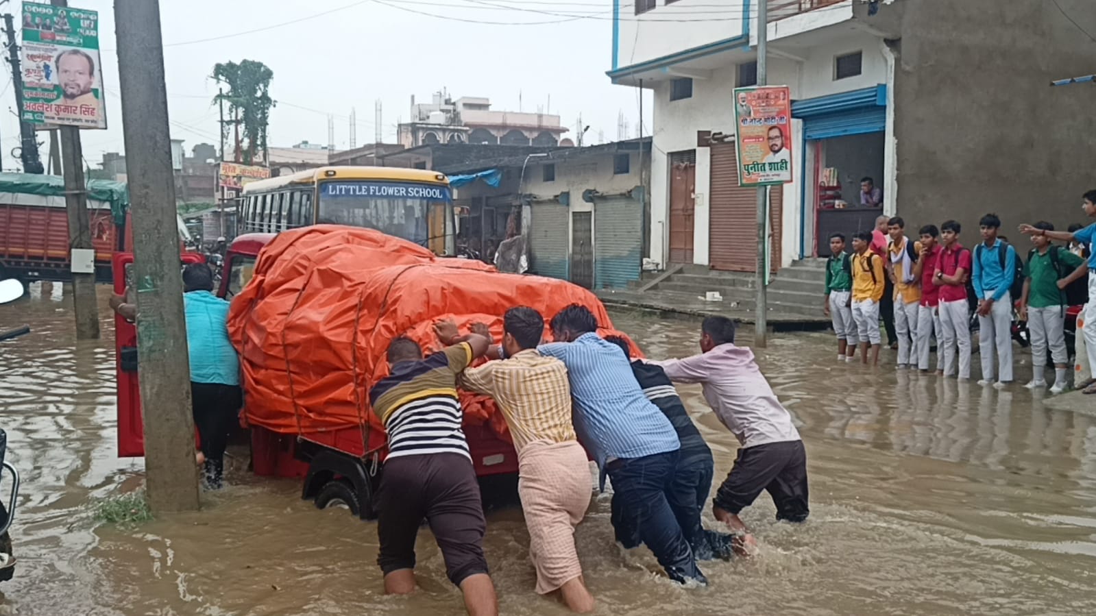 नगर पंचायत सलेमपुर की खोली पोल