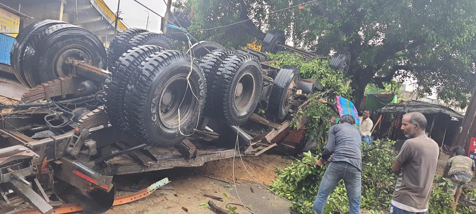 ओवरब्रिज से बालू लदा ट्रक रेलिंग तोड़ते हुए नीचे गिरा