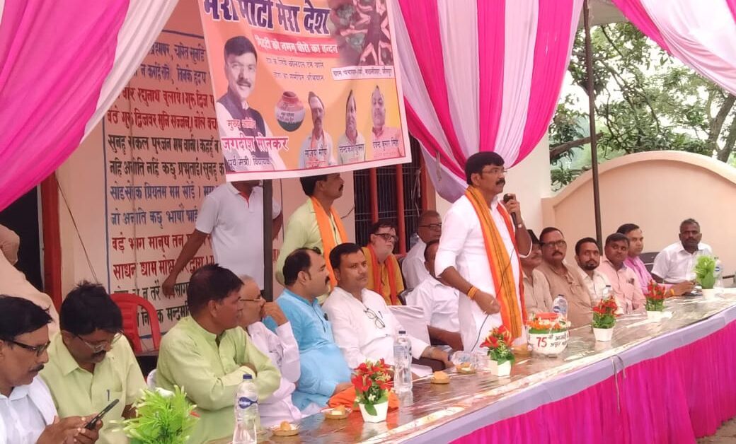 पूर्व मंत्री ने अमृत कलश में संग्रहित की मिट्टी, ग्रामीणों के उत्साह से उमड़ी भीड़ 1 IMG-20230914-WA0007