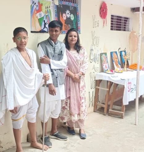 राष्ट्रपिता महात्मा गांधी व लाल बहादुर शास्त्री