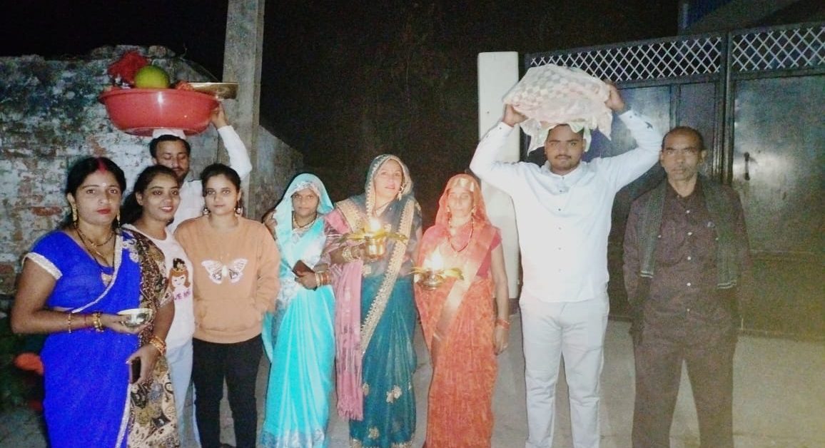 उगते सूर्य को दिया अर्घ्य माताओ ने पुत्र के लंबी आयु की कामना, 1 Arghya offered to the rising sun Mothers wished for the long life of their sons,