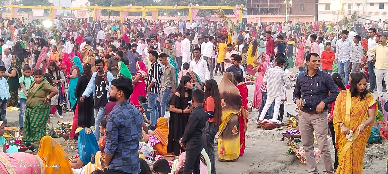 Devotees gave water to the setting sun on Chhath Puja