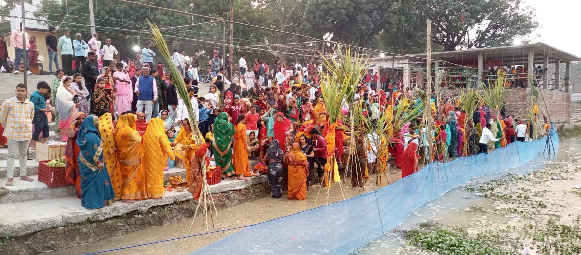 डूबते हुए सूर्य को व्रती महिलाओं ने दिया पहला अर्घ