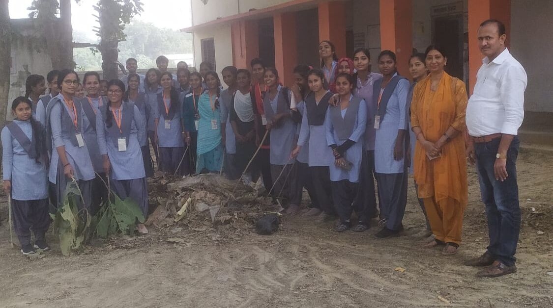 स्थानीय महाविद्यालय में रोवर रेंजर्स के बच्चों ने किया साफ सफाई 1 Rover Rangers children cleaned up the local college.