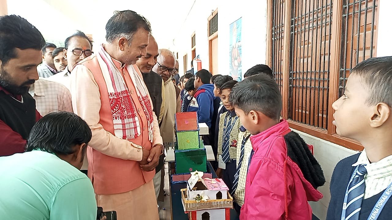 Science exhibition organized in school