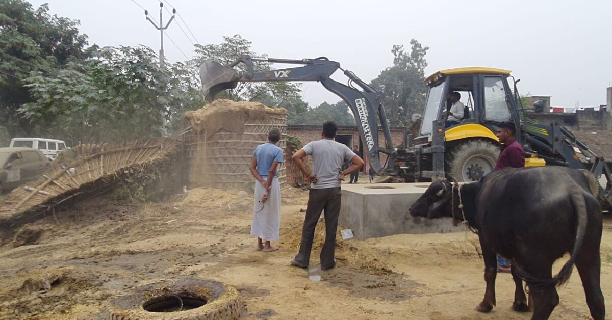 प्रशासन ने बुलडोजर लगा खाली कराया सरकारी भूमि 1 The administration vacated the government land by using bulldozers.