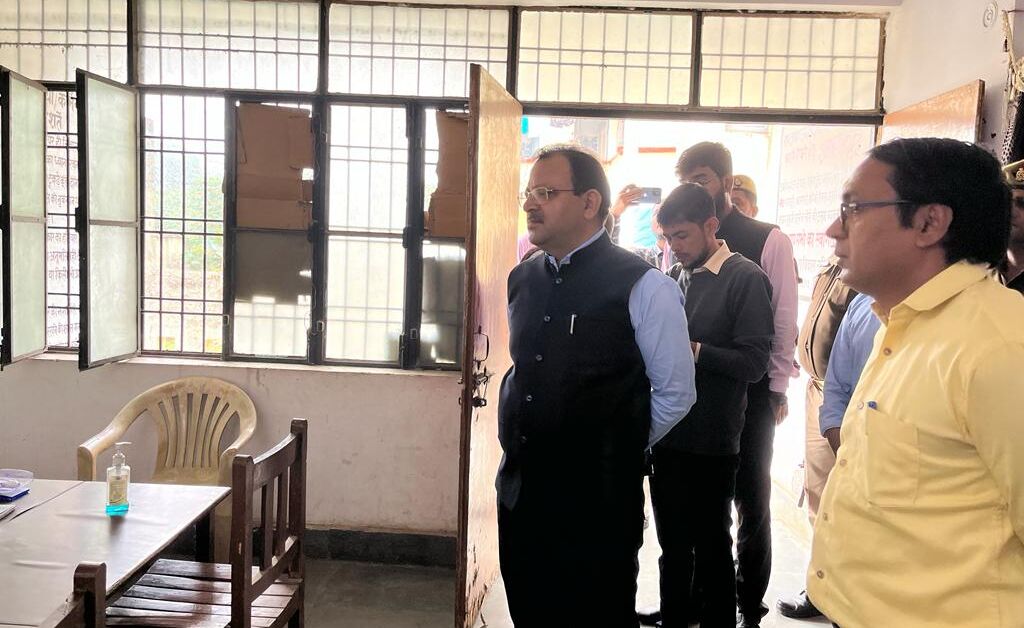 जिलाधिकारी ने किया बांसडीह रोड स्थित आश्रय गृह/रैन-बसेरा का निरीक्षण 1 District Magistrate inspected the shelter home/night shelter located on Bansdih Road