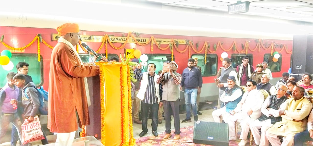 The new train from Ballia to Mumbai was flagged off by Honorable MP Shri Virendra Singh (Mast ji).