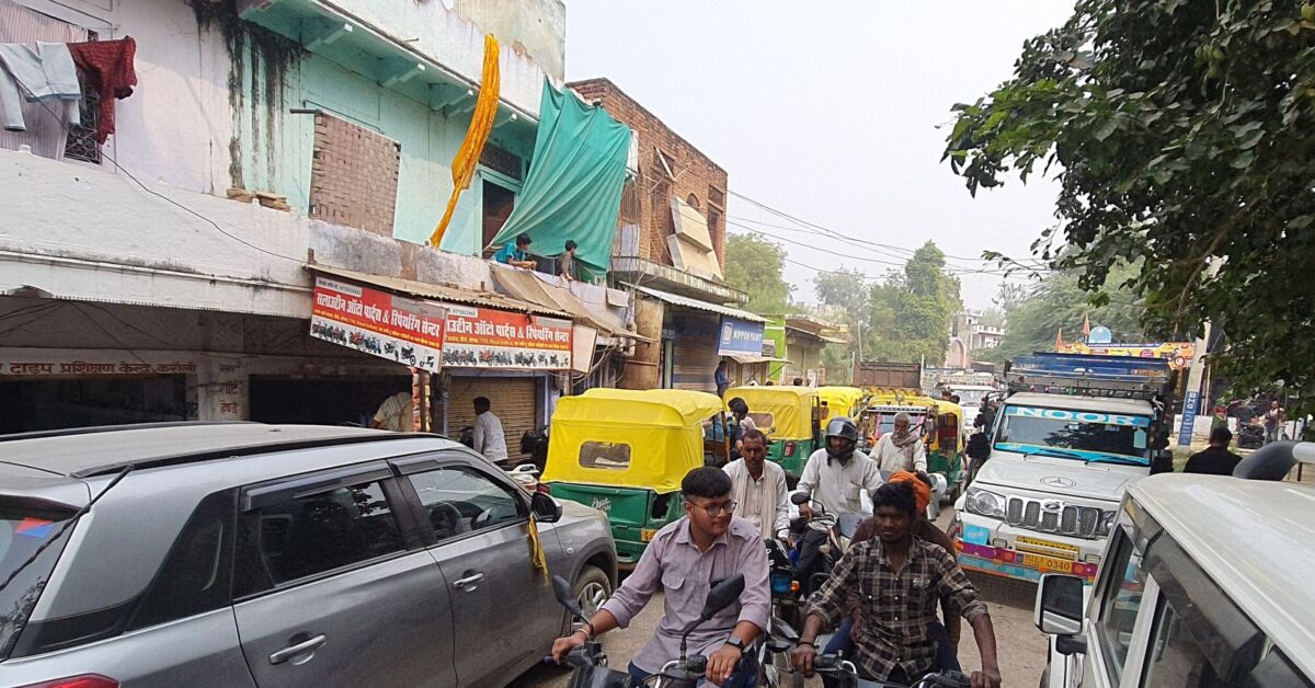 सलेमपुर के प्रशासन दस्तावेज में कर रहे काम धरातल पर लग रहे गाड़ियों से जाम 1 The administration of Salempur is working on the documents and the ground is jammed with vehicles.