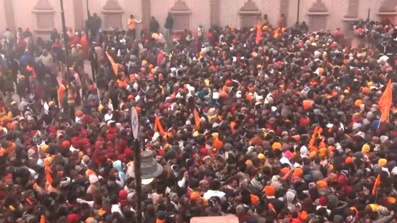 Ram temple: A huge crowd was seen for the second day also for the darshan of Ramlala...a flood of devotees. Raised slogans of Jai Shri Ram