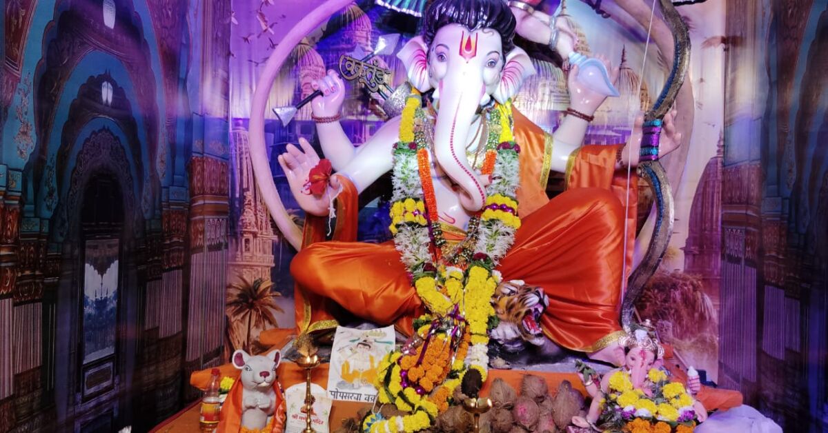 Poisar's Vakratunda seated in the theme of Ram Lalla