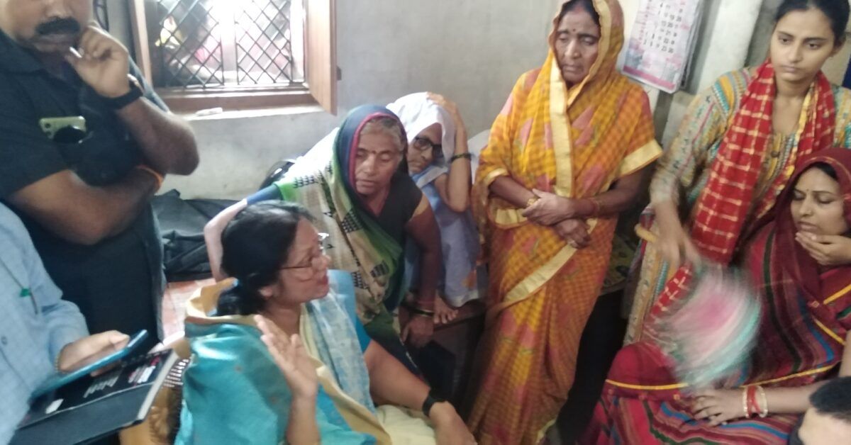 पीड़िता से मिलने पहुंची राज्य मंत्री विजयलक्ष्मी गौतम, कुछ घंटे बाद एक आरोपी गिरफ्तार 1 राज्य मंत्री विजयलक्ष्मी गौतम