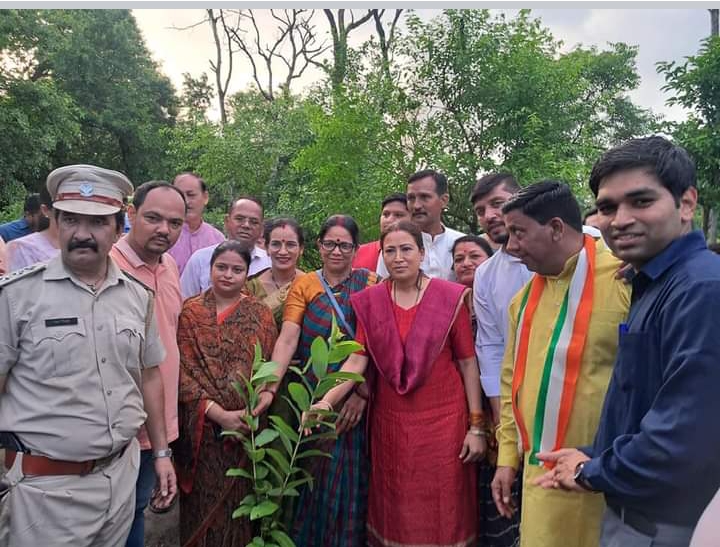 Cabinet Minister Rekha Arya's grand welcome on reaching Corbett Ramnagar