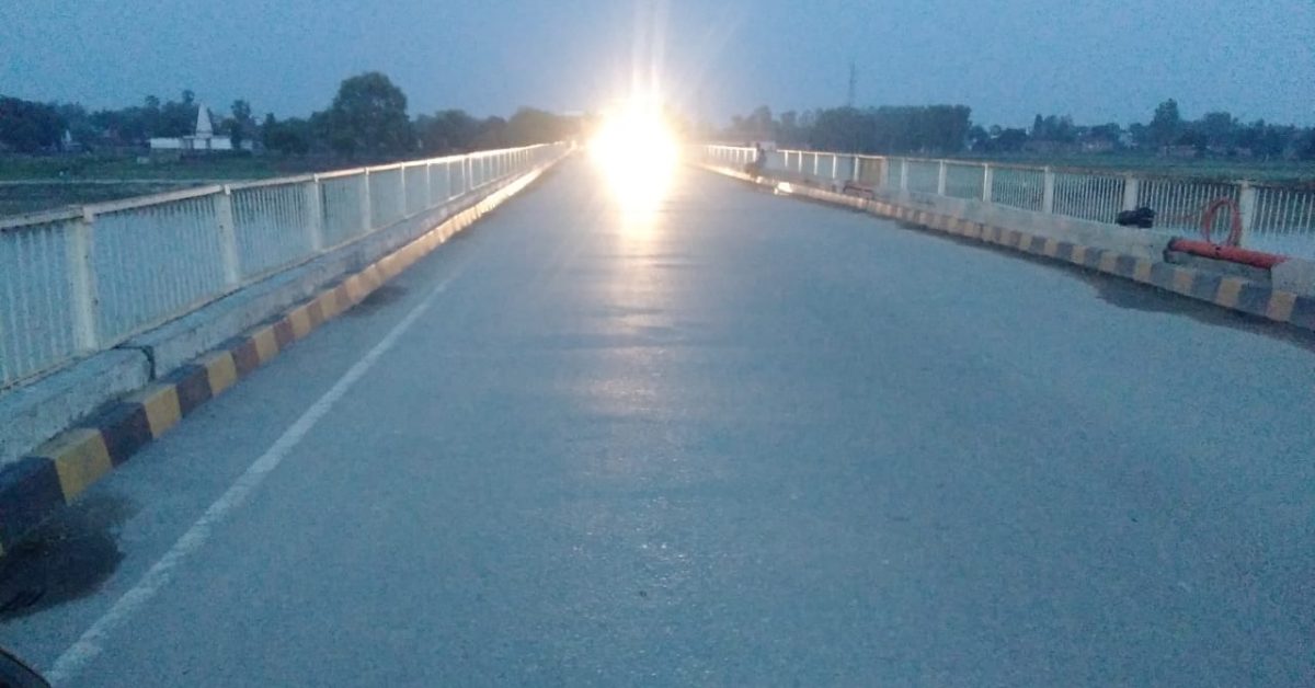 एक व्यक्ति ने अपना साईकिल, मोबाइल व चप्पल छोड़ राप्ती नदी में लगाई छलाँग 1 राप्ती नदी में लगाई छलाँग