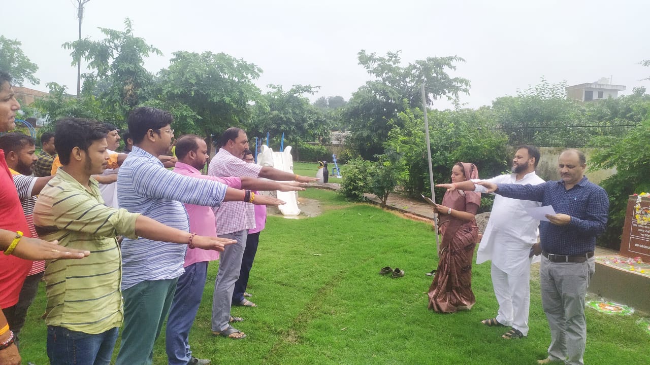 बरहज की अध्यक्ष श्वेता जयसवाल ने बाबू मोहन सिंह पार्क में सिलापट का किया लोकार्पण