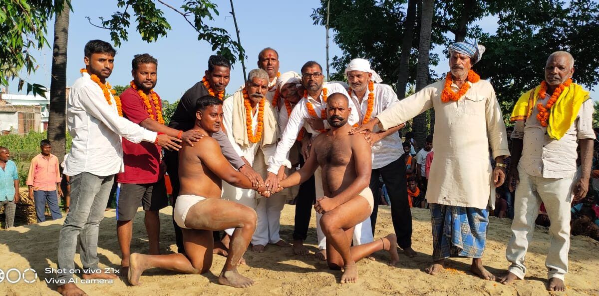 आशीष ने बरहज के शान को बढ़ाते हुए राजस्थान के पहलवान बब्बर सिंह को किया पराजित 1 आशीष