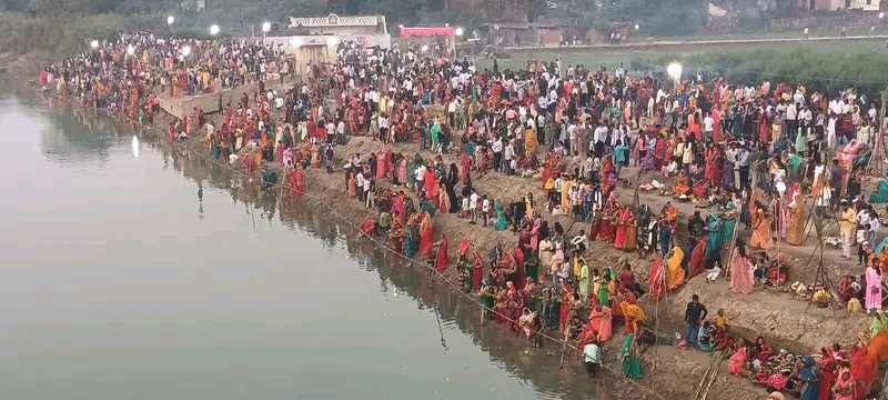 छठ पूजा के पर्व पर रविवार शाम को कपरवार स्थित राप्ती नदी के घाट पर आस्था का उमड़ा जन सैलाब