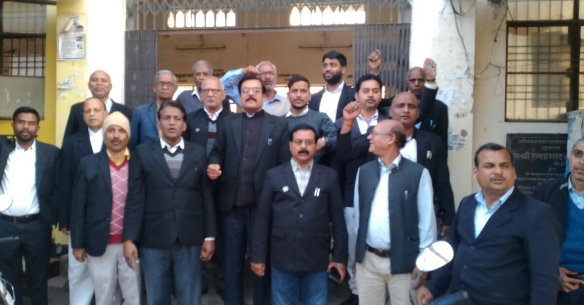 एसडीएम बरहज के तबादला के विरोध में अधिवक्ताओ ने जमकर की नारेबाजी 1 Advocates raised slogans against the transfer of SDM Barhaj