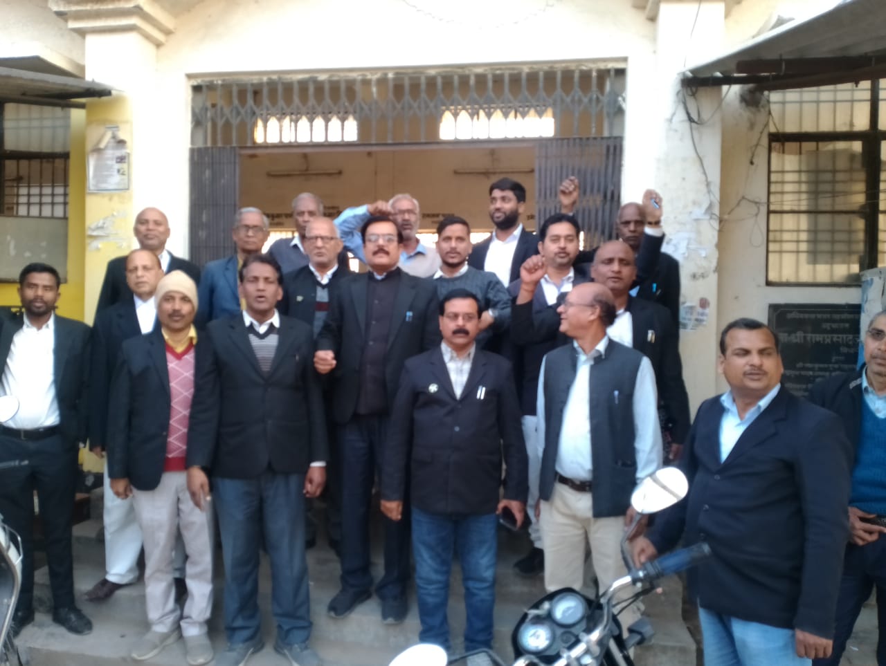 Advocates raised slogans against the transfer of SDM Barhaj