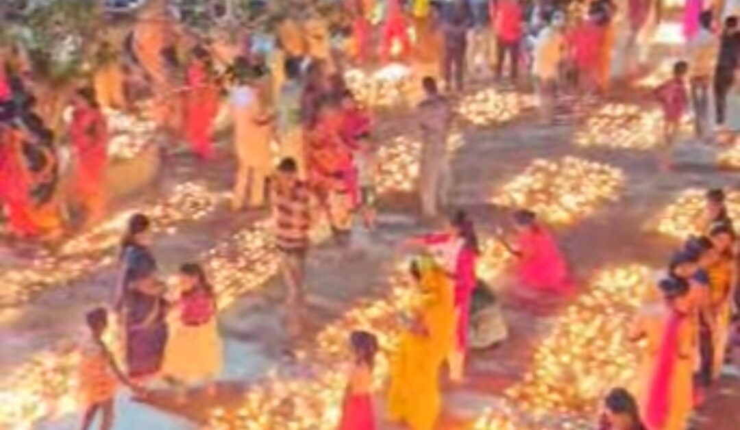 एक लाख इक्यावन हजार दीपों से जगमगाया गालापुर बटवासिनी मन्दिर परिसर 1 एक लाख इक्यावन हजार