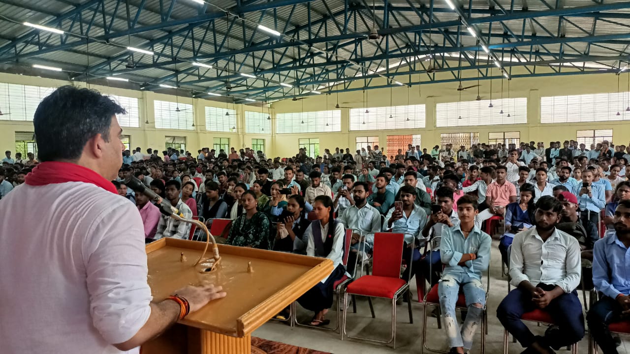 सदर विधायक ने राजकीय औद्योगिक प्रशिक्षण संस्थान देवरिया में टैबलेट किया वितरित