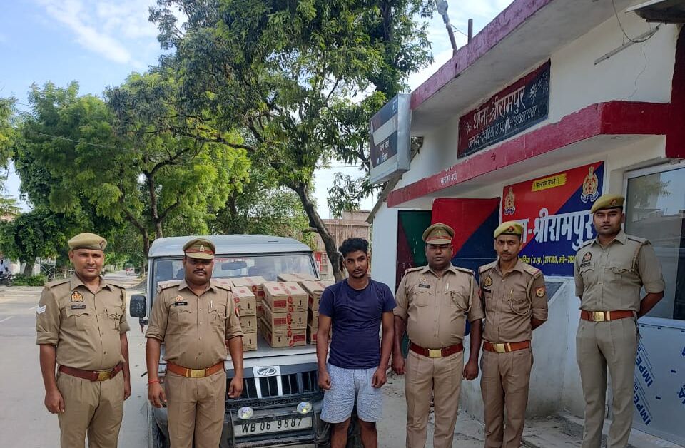 चार पहिया वाहन समेत एक शराब तस्कर गिरफ्तार 1 Liquor smuggler arrested