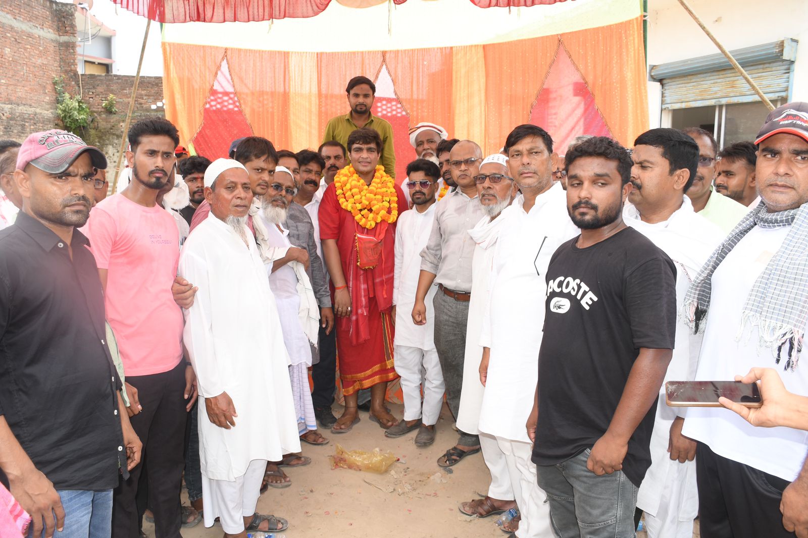 Secondly, the Muslim community gave a warm welcome to the Kavad devotees in Kashi.