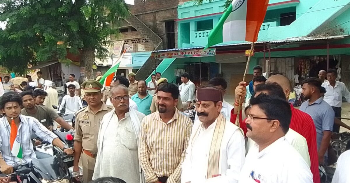 युवा जोश देवरिया ने निकाला भव्य तिरंगा यात्रा 1 1001512297