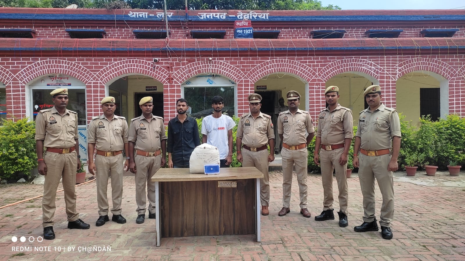 देवरिया पुलिस ने गांजा के साथ दो अभियुक्तों को किया गिरफ्तार