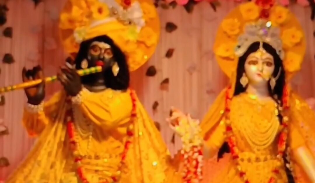 धूमधाम से मनाई गई श्रीकृष्ण जन्माष्टमी, राधा-कृष्ण के रूप में दिखे छोटे बच्चे 1 1001567498
