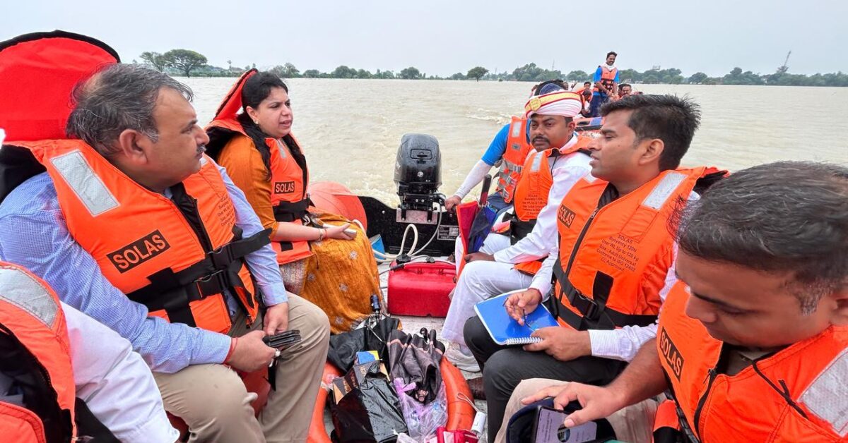 जिलाधिकारी ने मैरूंड ग्राम भदिला प्रथम के जलभराव वाले क्षेत्रों का किया निरीक्षण 1 1001567898