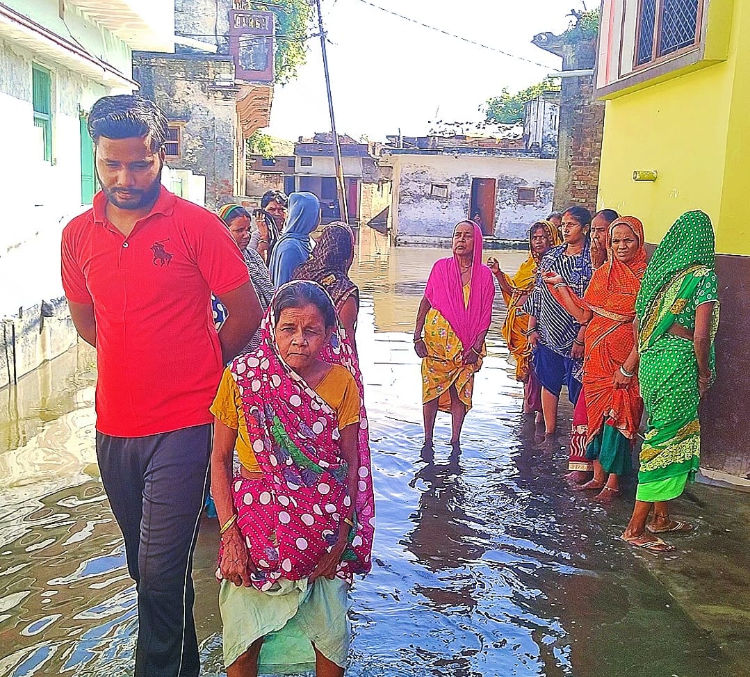 बाढ़ पीड़ित लोगों की परेशानी जानने पहुंचे सभासद एवं सपा नेता