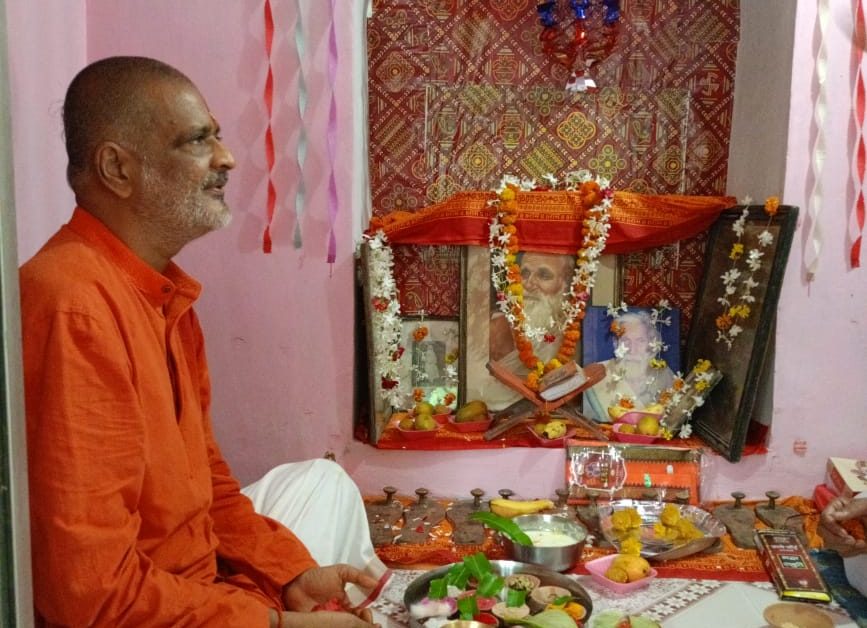 गुरु पूर्णिमा के पावन अवसर पर की गई गुरु की पूजा 1 गुरु पूर्णिमा