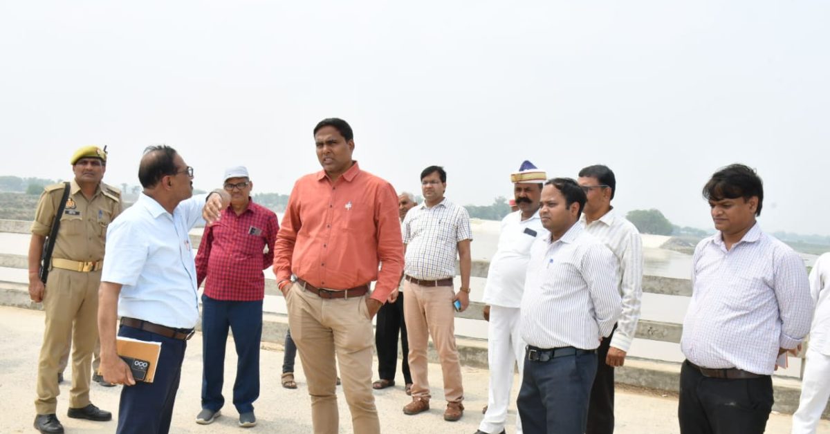 जिलाधिकारी ने लिया तटबंधों किनारे स्थित गांव का जायजा 1 IMG-20230704-WA0014