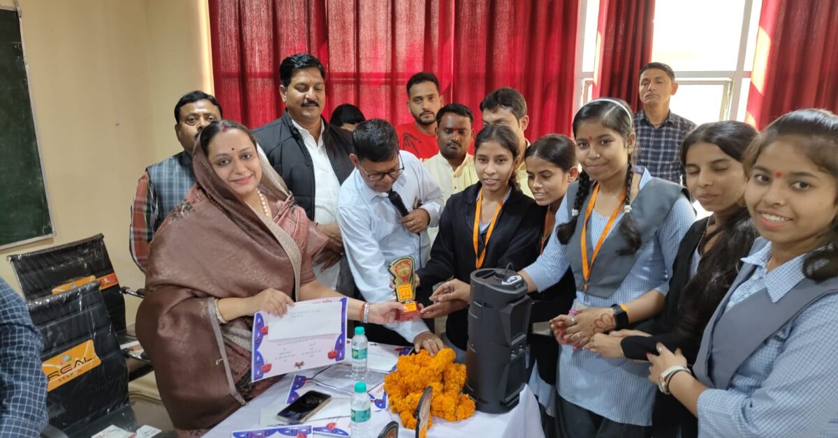 रंगोली कार्यक्रम के छात्र-छात्राओं को किया गया पुरस्कार वितरण 1 Prizes were distributed to the students of Rangoli program
