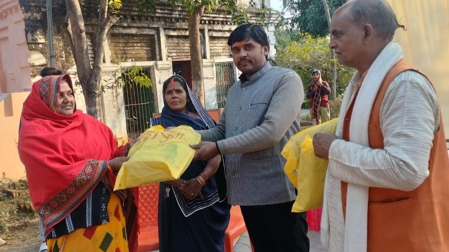 Ansh Foundation distributed blankets to the poor on the sacrifice day of Kakori's great hero Pandit Ram Prasad