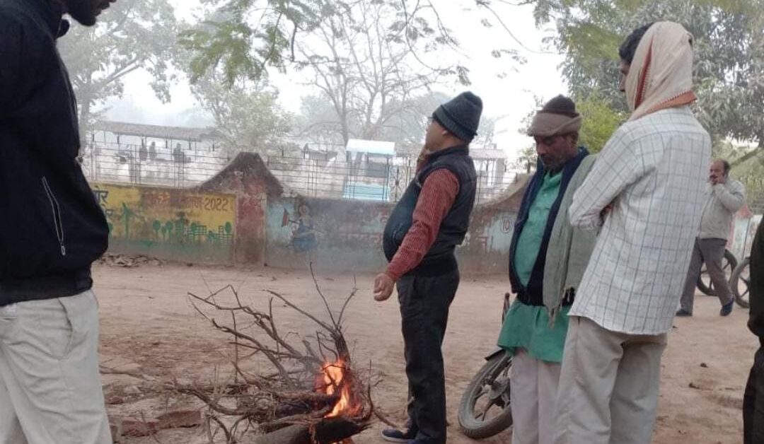 नगर पालिका परिषद गौरा बरहज में जगह-जगह जलाए गए अलाव 1 Bonfires were lit at many places in Municipal Council Gaura Barhaj