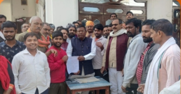 Memorandum handed over to SDM Salempur