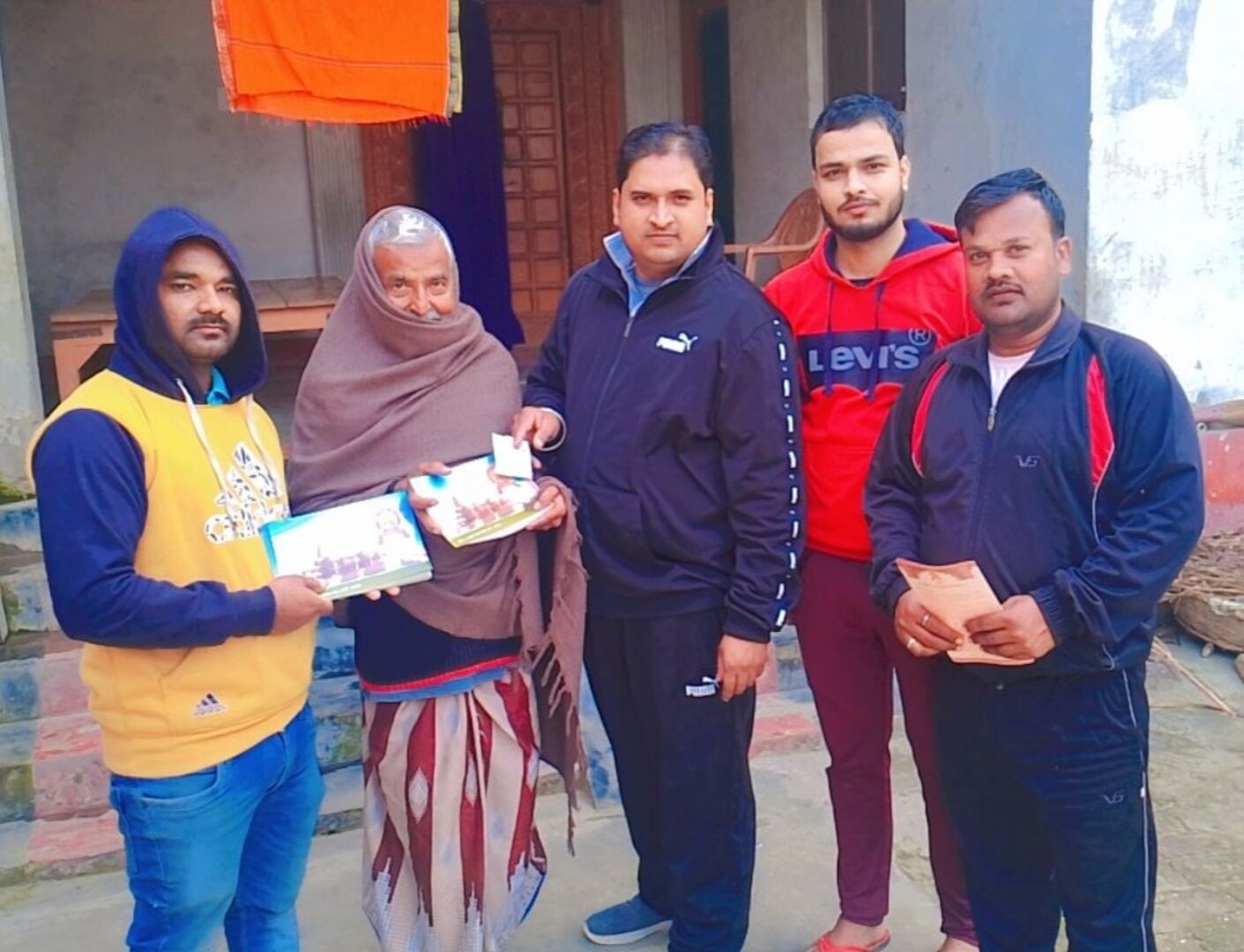 Ayodhya worshiped Akshat is being distributed from village to village