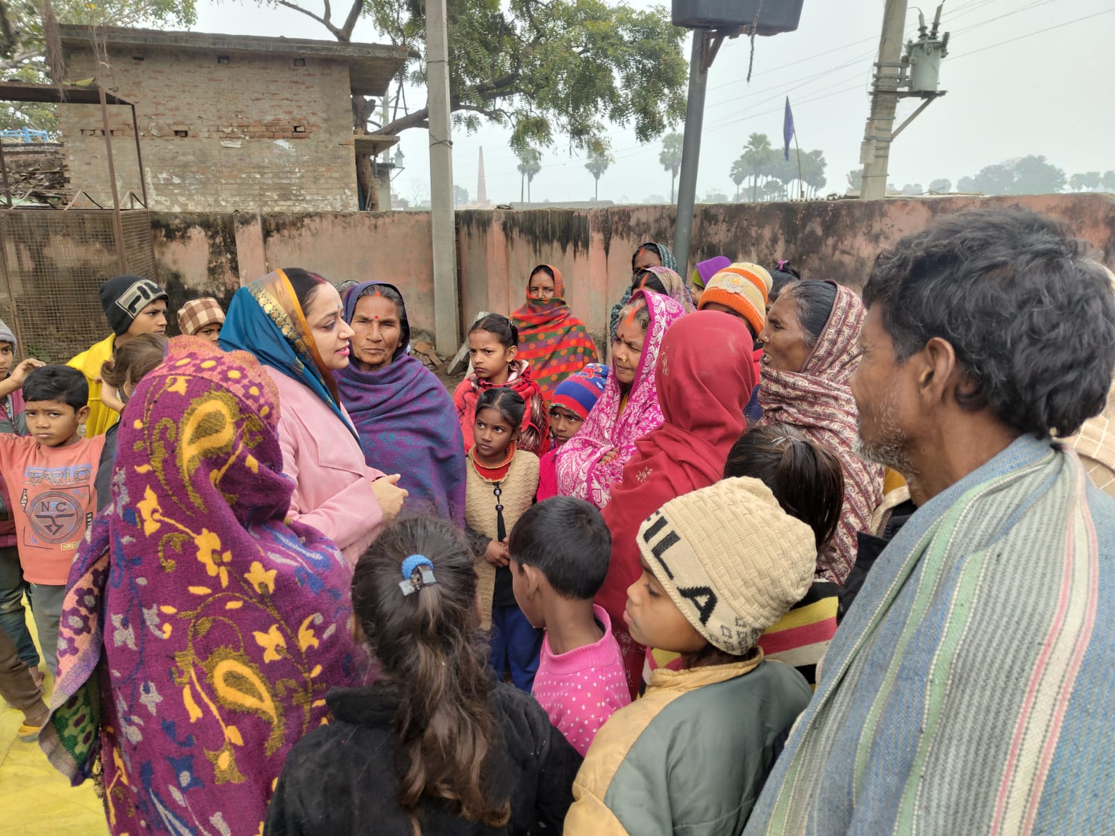 Municipality President Shweta Jaiswal provided hot food to the children at the Anganwadi center