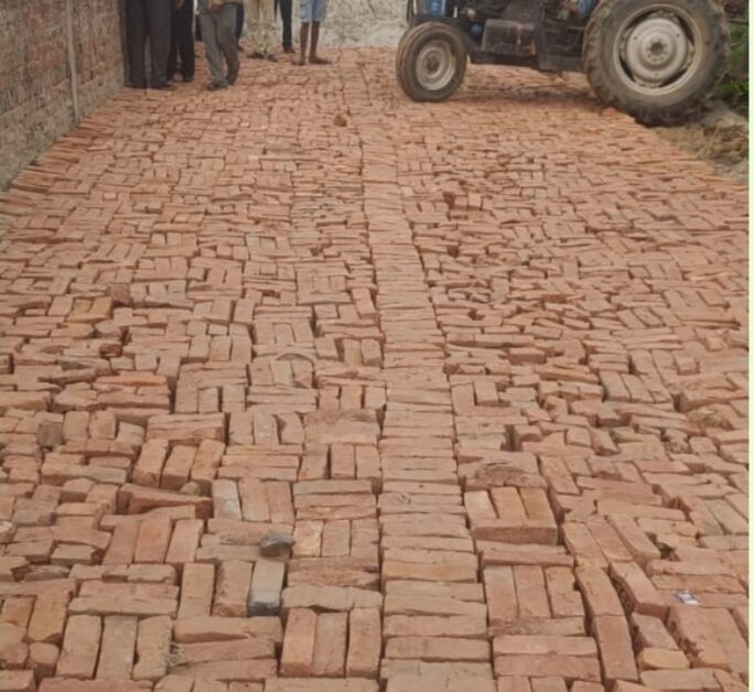 भूमाफियाओं ने खलिहान की भूमि पर लगवाया खड़ंजा 1 Land mafia installed a fence on the barn land
