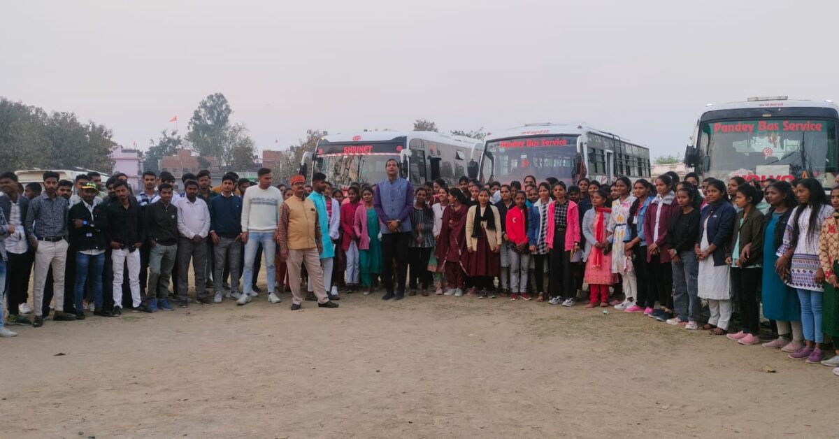 पीजी कॉलेज आश्रम बरहज का शैक्षणिक टूर हुआ रवाना 1 Educational tour of PG College Ashram Barhaj started