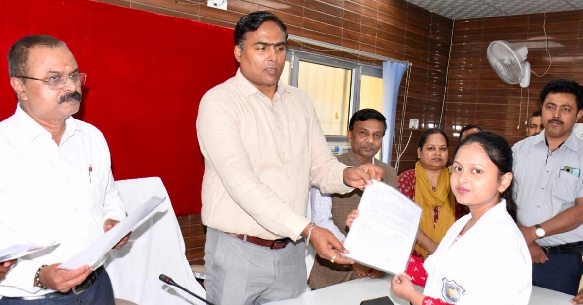 जिलाधिकारी ने 55, नव नियुक्त स्टाफ नर्सो को दिया नियुक्ति पत्र 1 District Magistrate gave appointment letters to 55 newly appointed staff nurses.