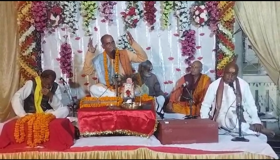 Three day Shri Ram Katha started in Saryu bank Barhaj